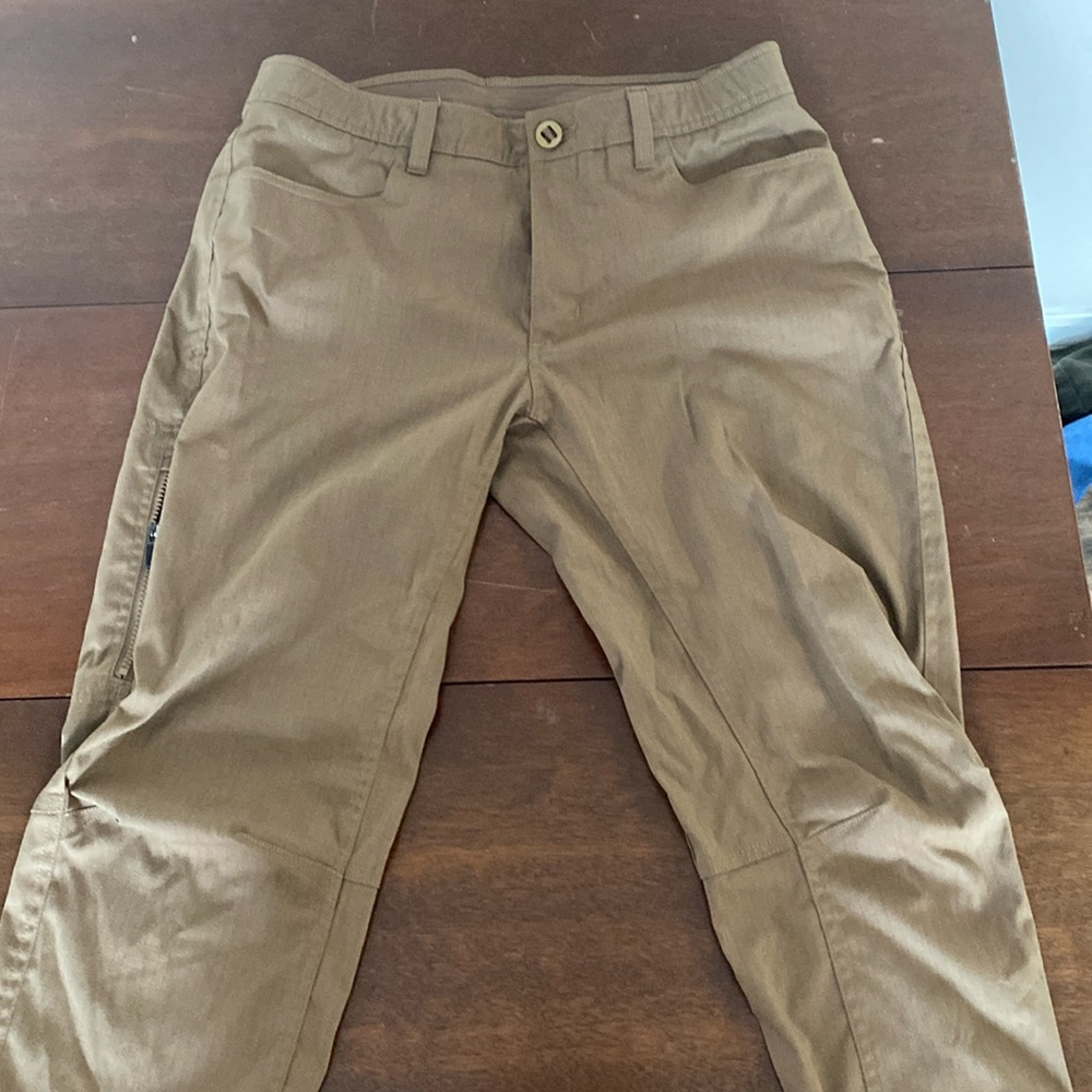 Under Armor Olive green semi Cargos.
